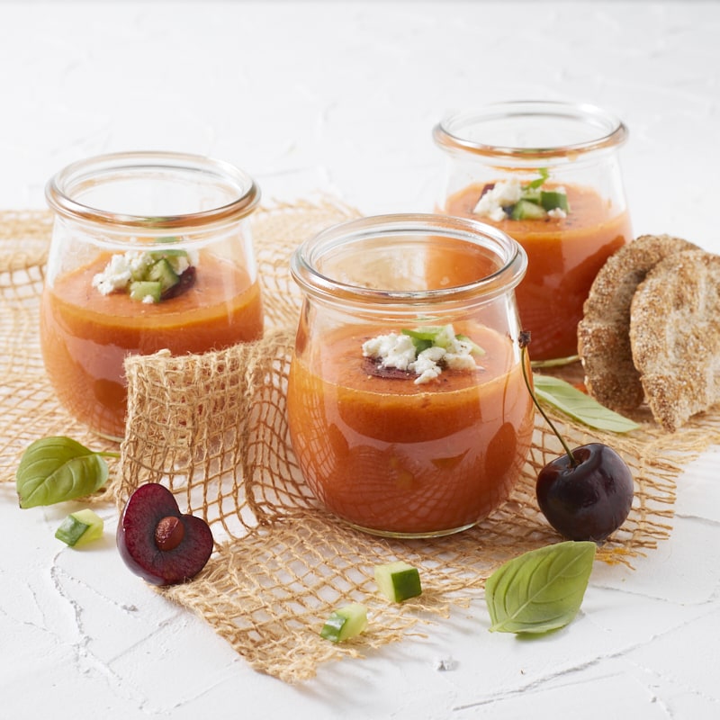 Gaspacho traditionnel andalou servi en verrines avec concombre et feta