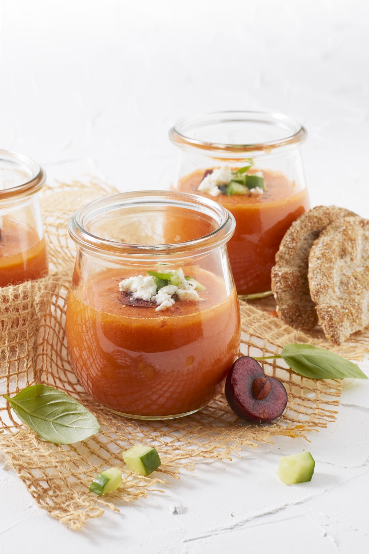 Gaspacho andalou traditionnel garni de feta et concombre