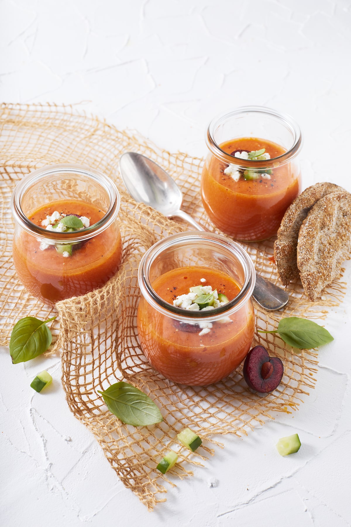 Gaspacho maison traditionnel servi dans trois verrines