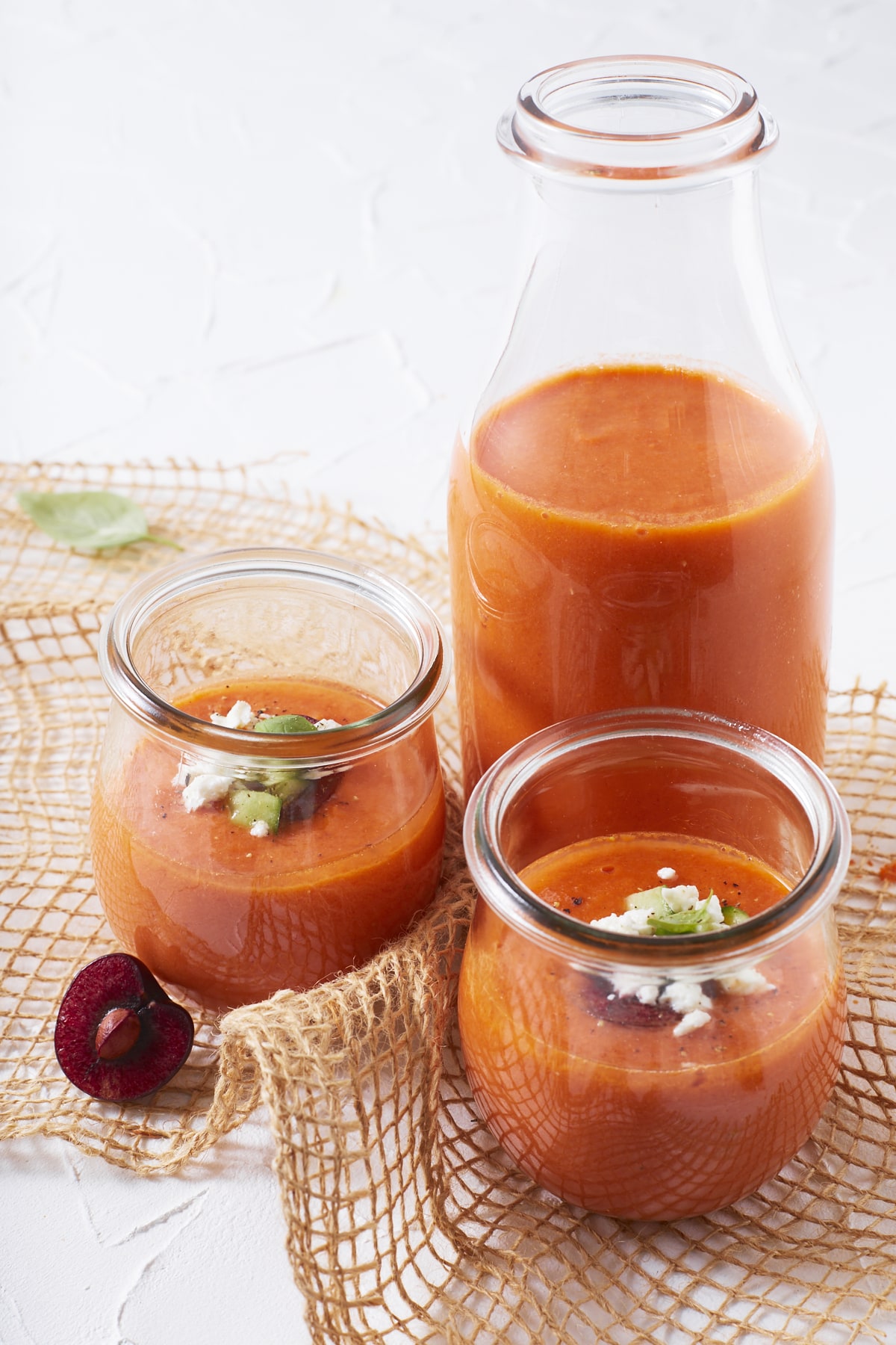 Gaspacho traditionnel maison en carafe et verrines