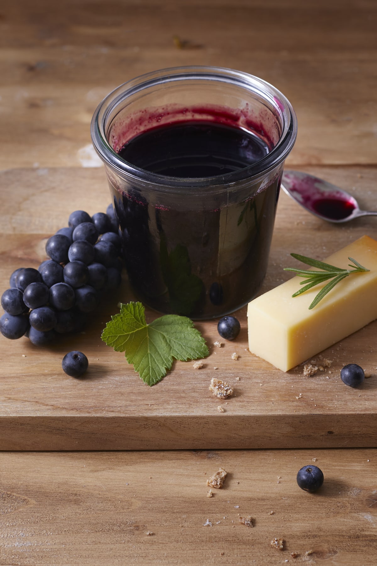 Gelée de raisin noir au cassis et romarin servie avec du fromage
