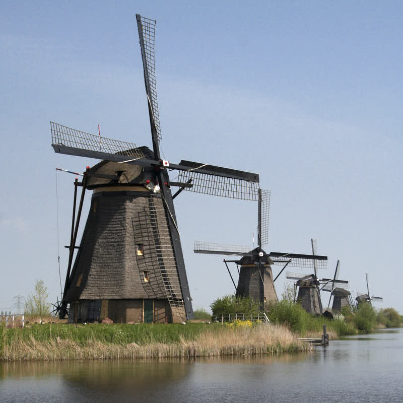 Les moulins de Kinderdijk en enfilade.