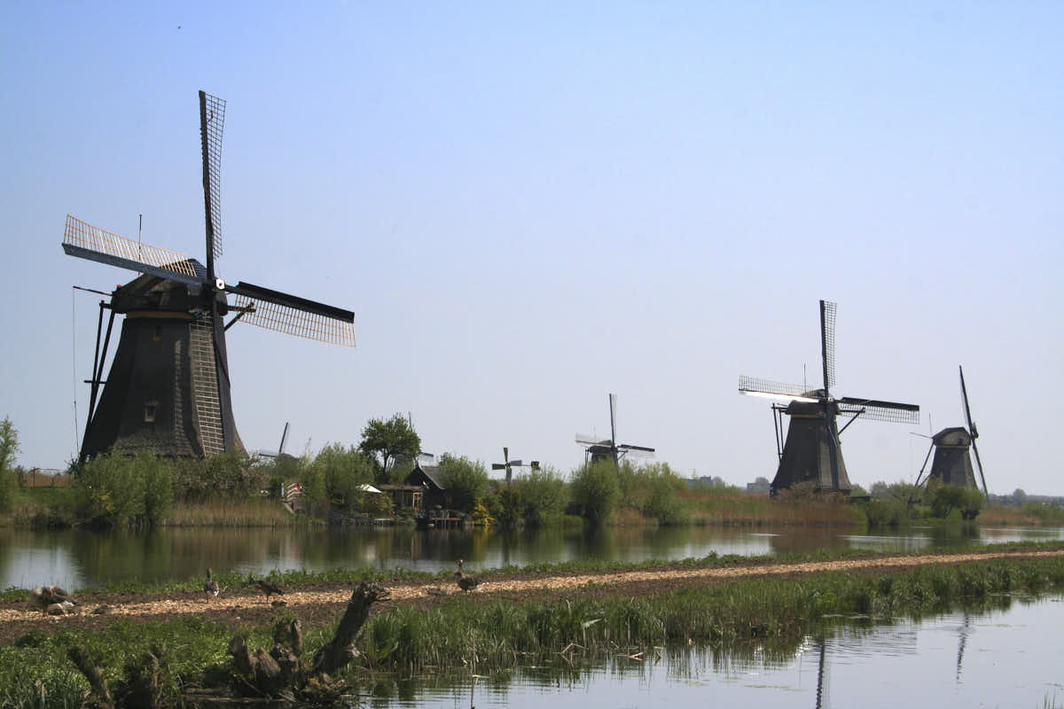 Des moulins le long des canaux.