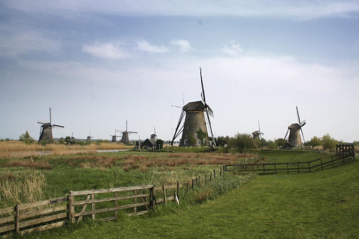 Un moulin entouré de pelouses, barrières... semblable à une ferme dans les peintures flamandes.