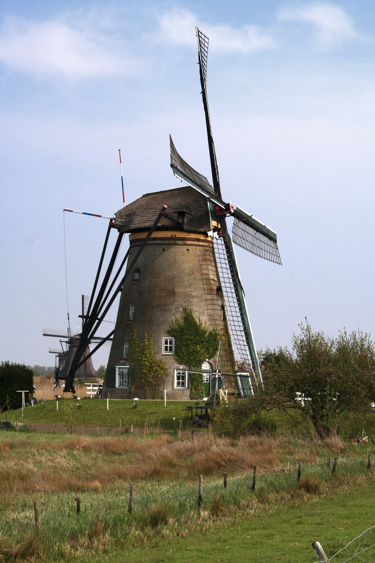 Un moulin à vent photographié de biais.