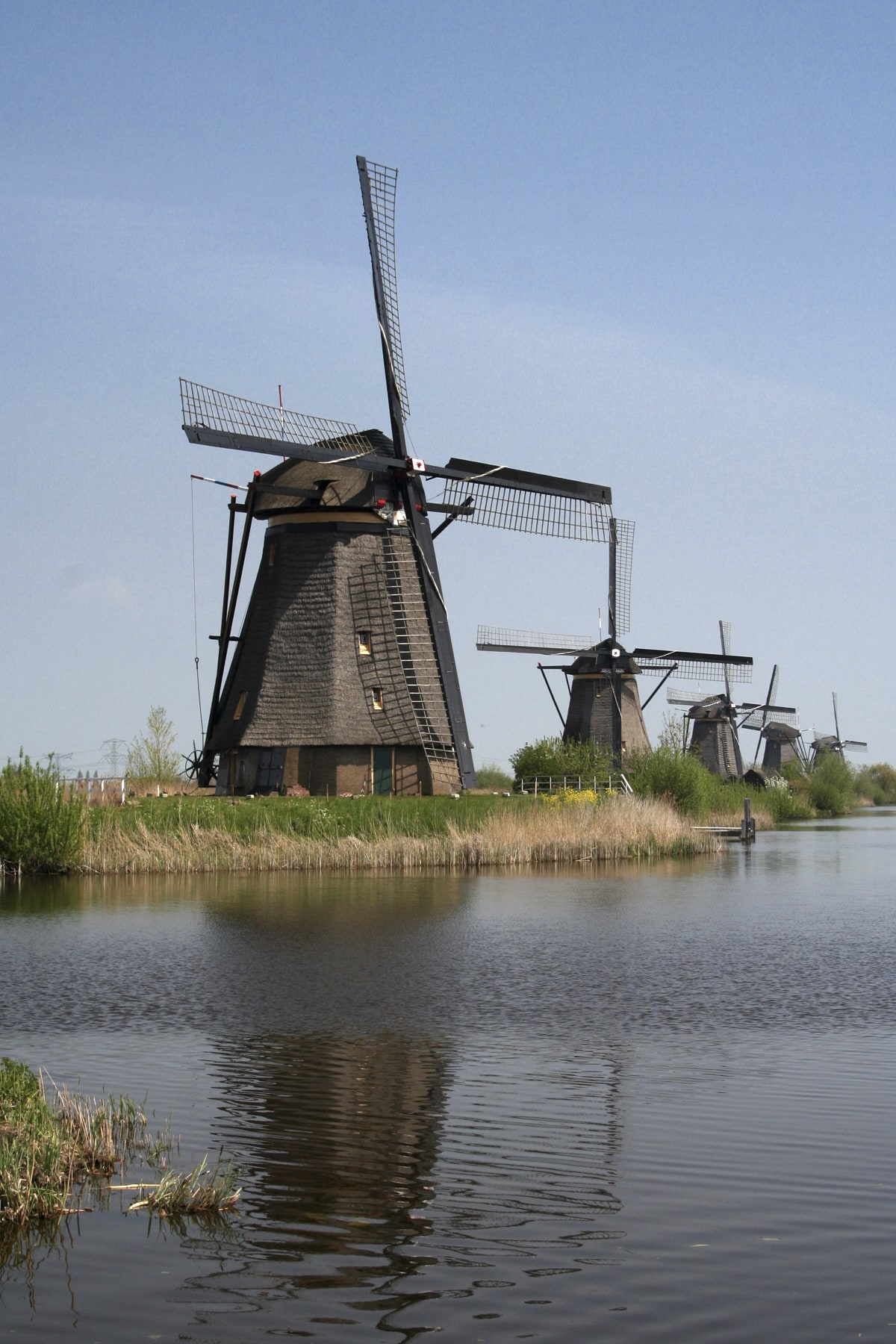 Les moulins à vent de Kinderdijk en Hollande, en enfilade le long de l'eau.
