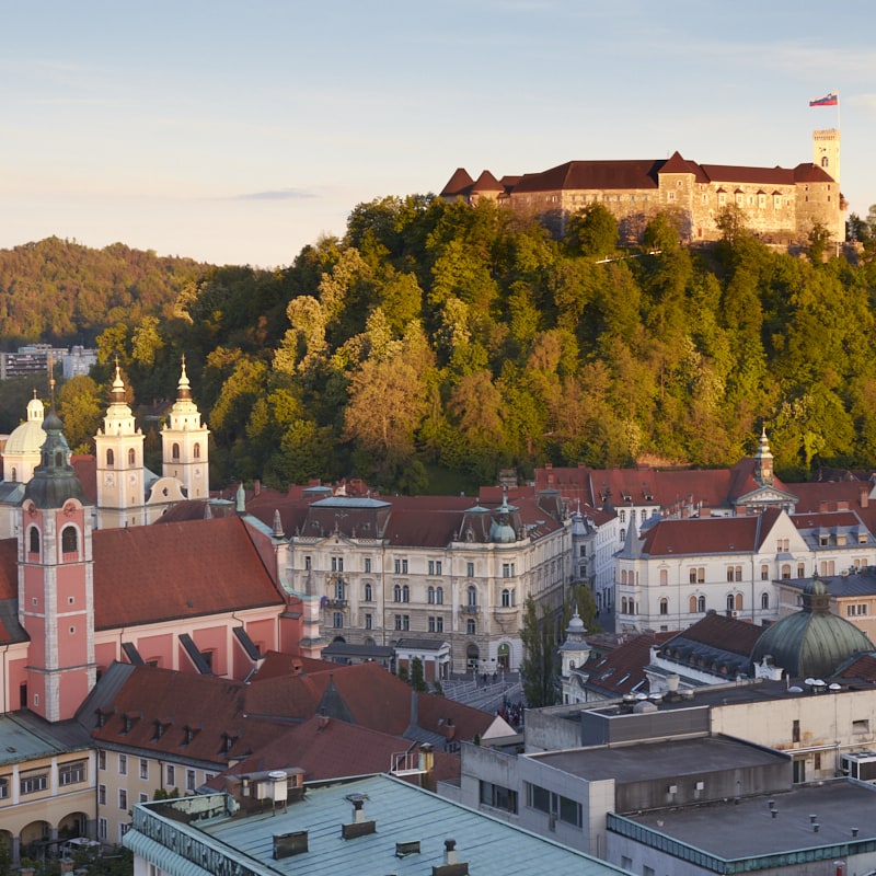 Vieille ville de Ljubljana surplombée par son château au coucher du soleil