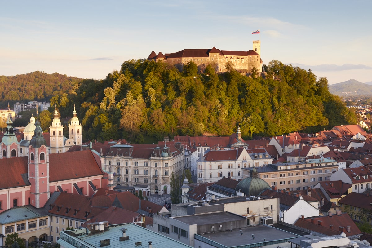 Vue sur le château et les toits de la vieille ville depuis le rooftop du Nebotičnik.