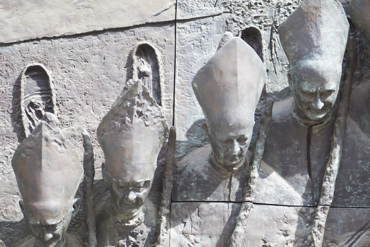 Une étonnante porte de bronze réalisée par le sculpteur Mirsad Begić rassemble les portraits des évêques de Ljubljana du XXe siècle.