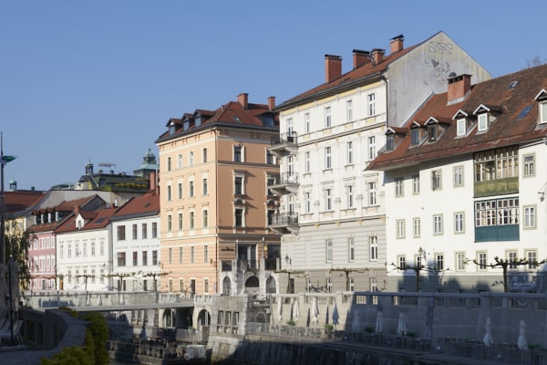De beaux bâtiments longent la Ljubljanca.