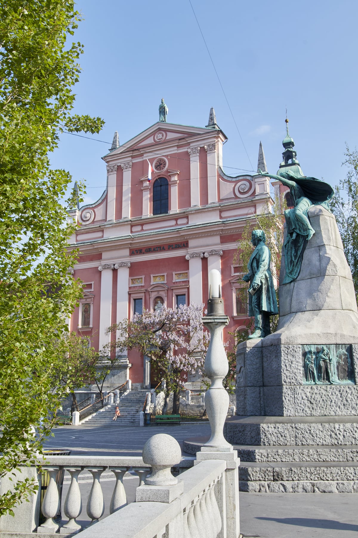 L’église franciscaine de l’Annonciation avec devant, la statue du poète France Prešeren.