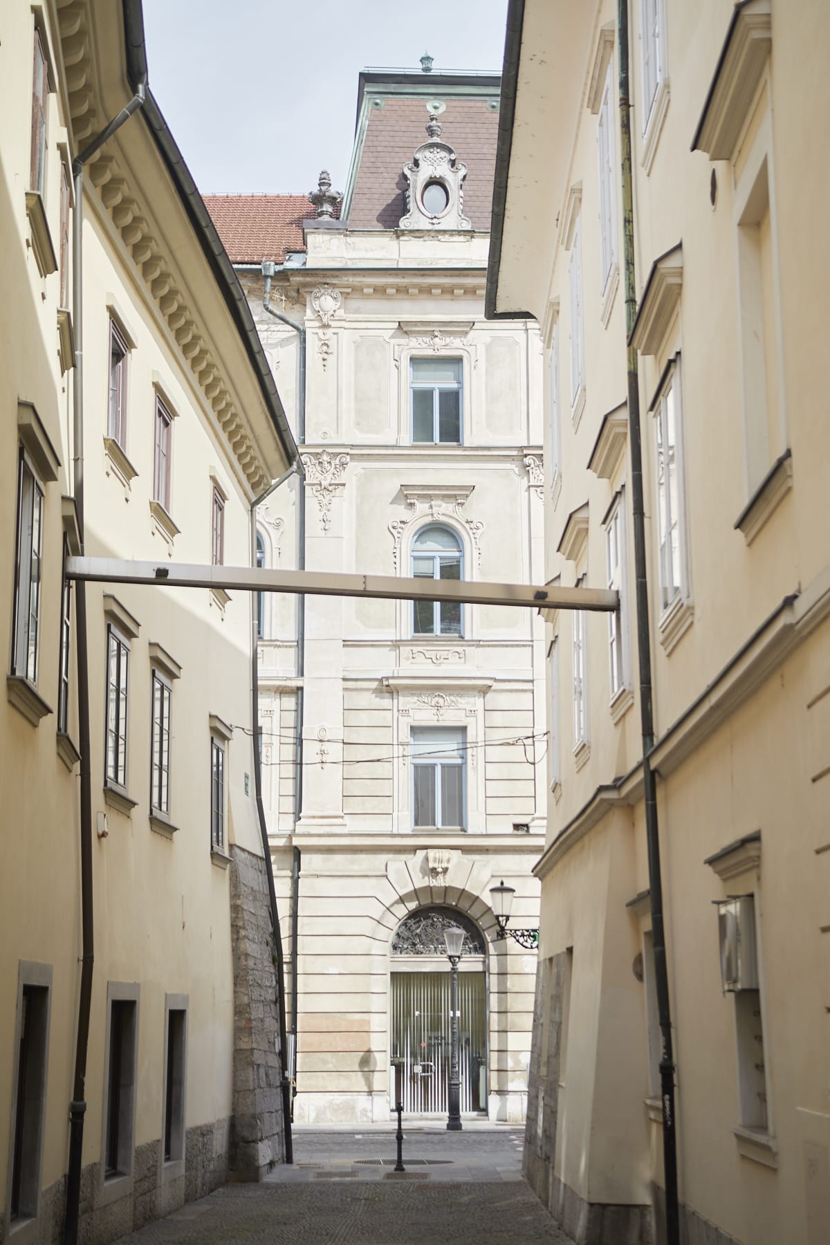 Une ruelle étroite typique de Ljubljana.
