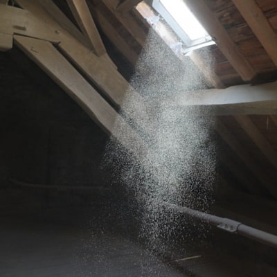 Les grains de farine en suspension dans un rayon de lumière