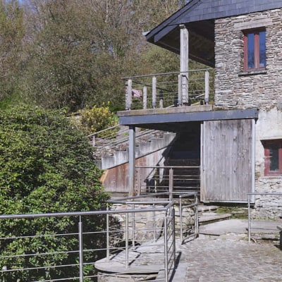 Façade arrière du Moulin, avec au fond la roue hydraulique