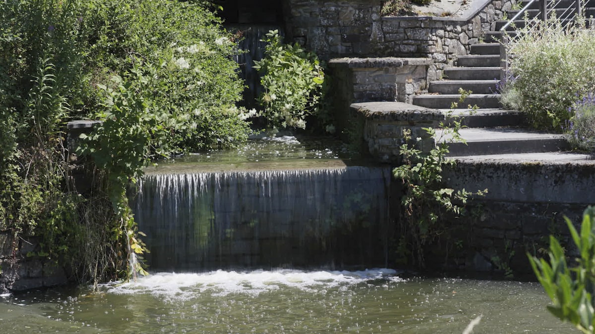 L'eau s'achemine vers la roue du Moulin