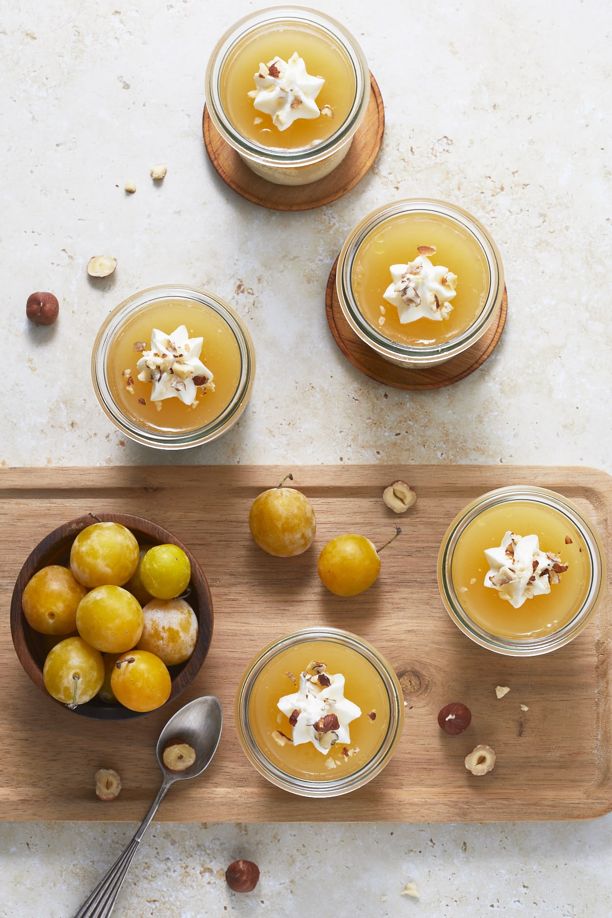Panna cotta noisette, gelée de mirabelles et noisettes torréfiées