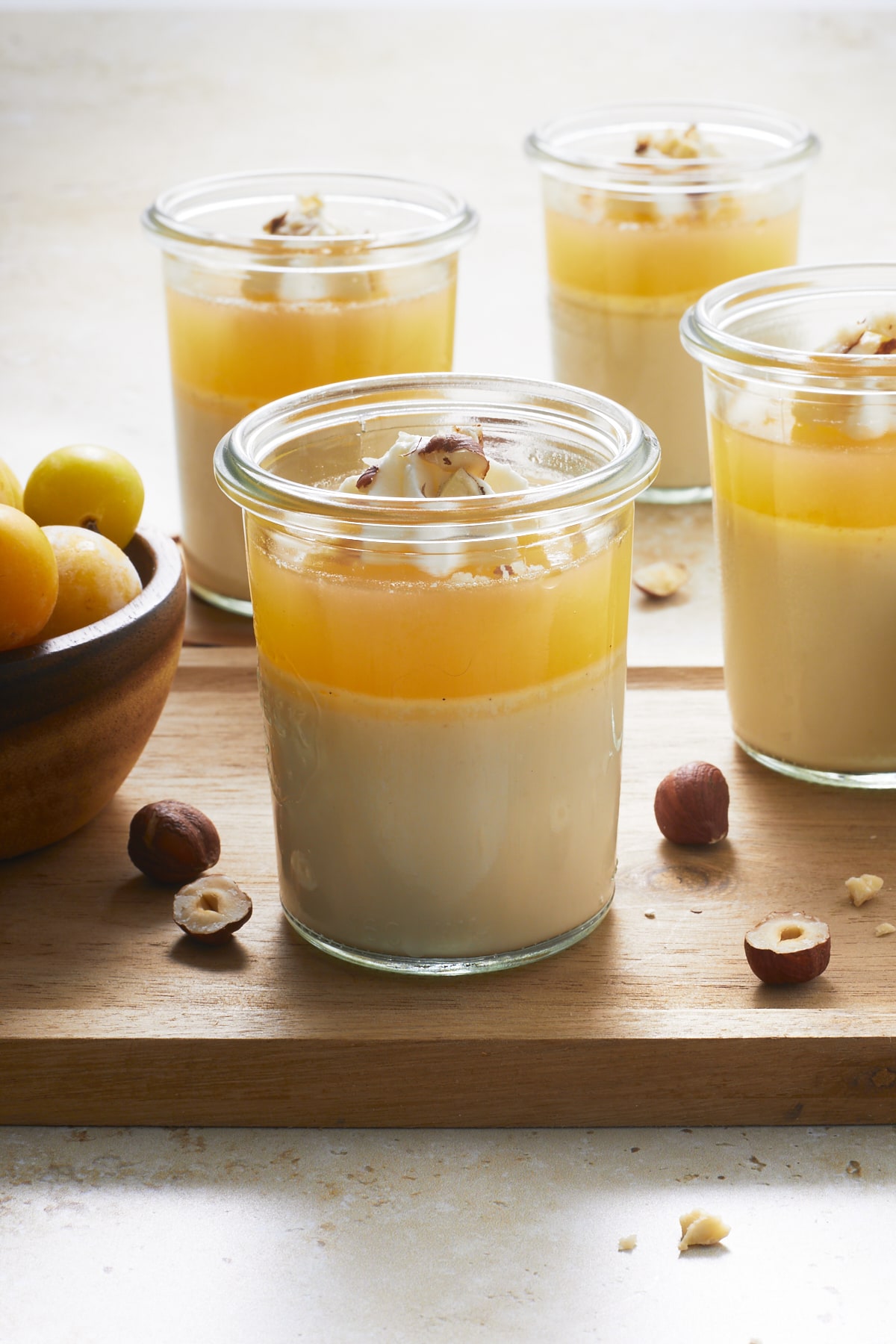 Panna cotta crémeuse à la noisette avec gelée de mirabelles