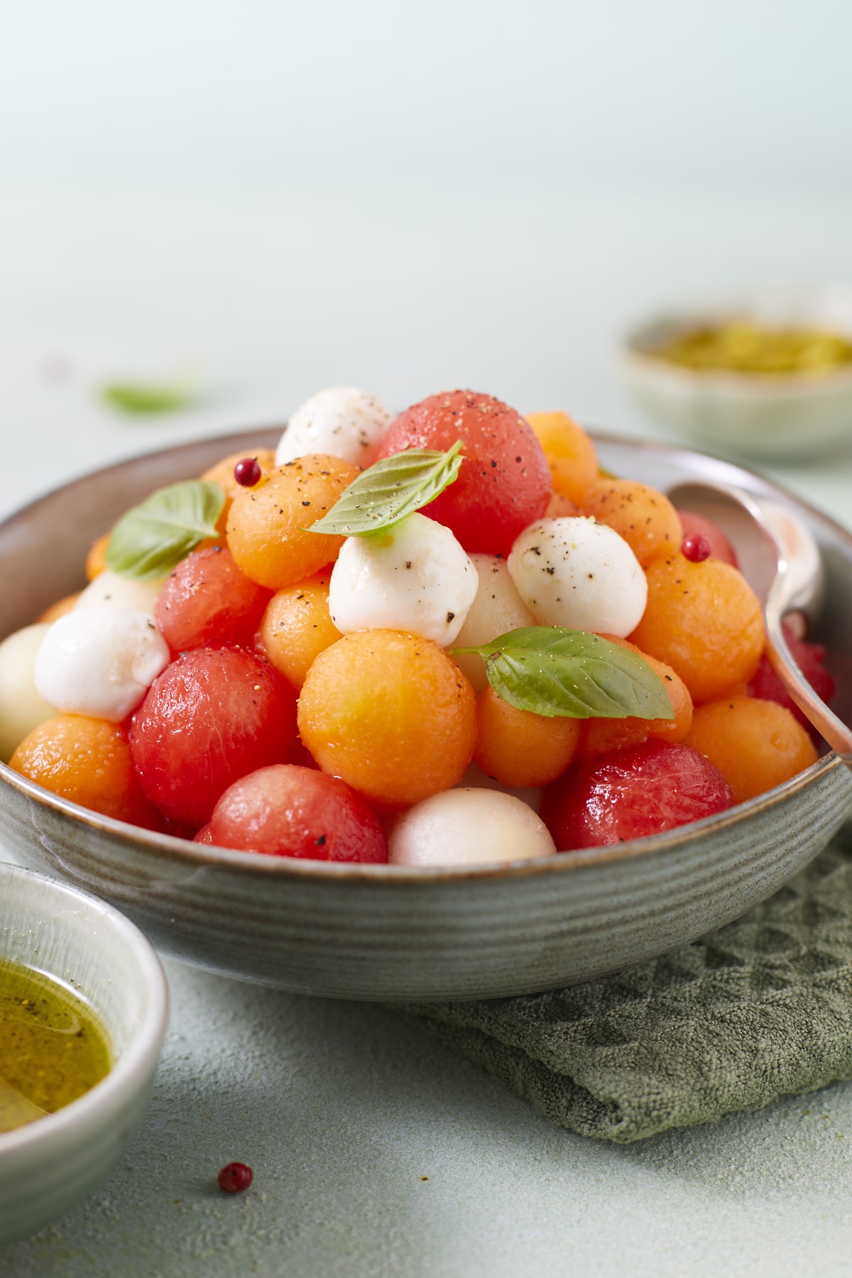 Billes de melon et mozzarella au basilic
