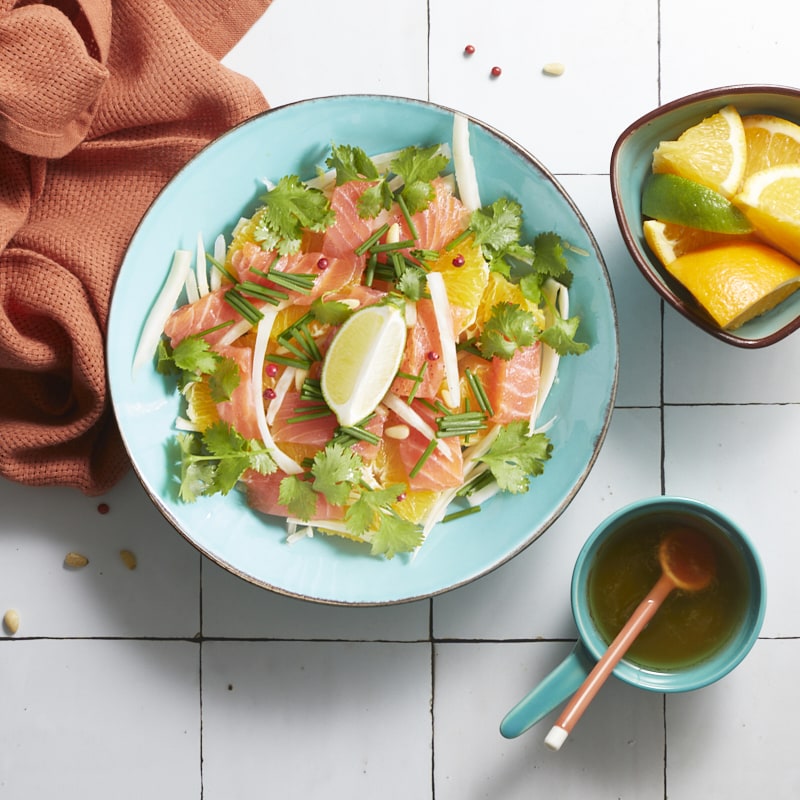Salade composée de fenouil, d'oranges, de saumon fumé et d'herbes aromatiques.
