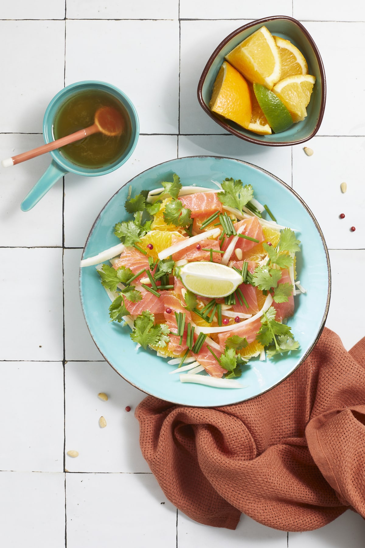 Salade de fenouil, d'oranges, de saumon fumé et de coriandre, accompagnée de sa vinaigrette.