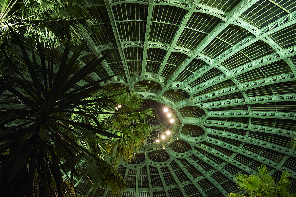 La coupole du jardin d'hiver de nuit.