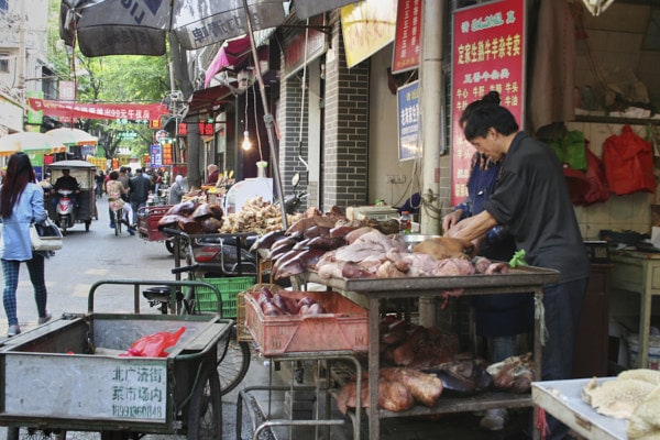Un étal de boucher dans la rue