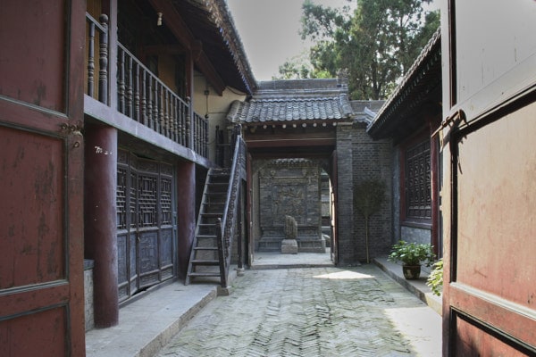 Allée dans la vieille mosquée