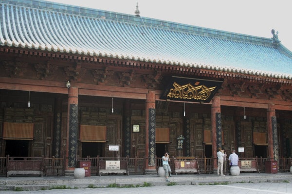 La Grande Mosquée avec ses inscriptions en arabe