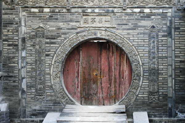 Vielle porte circulaire rouge