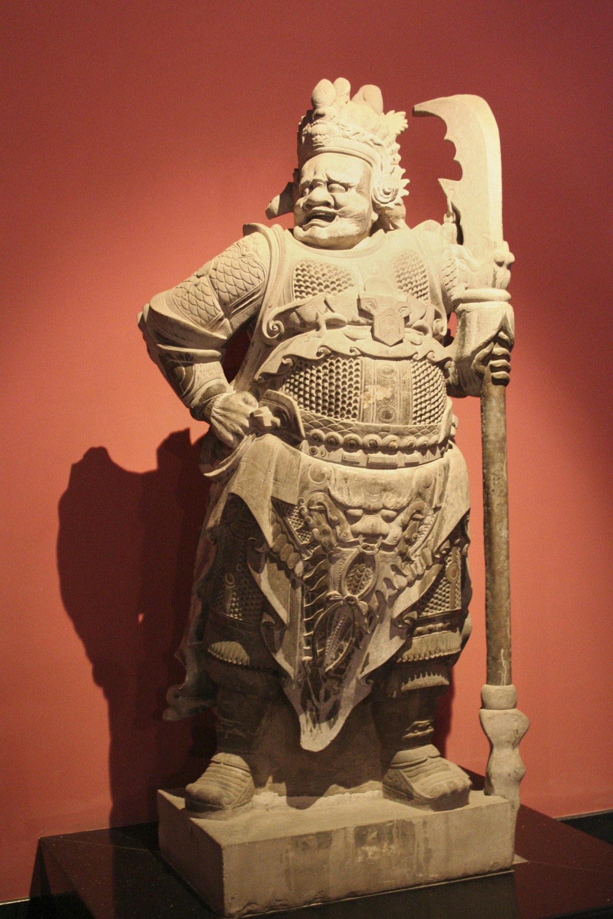 Statue de pierre au musée La Forêt de Stèles