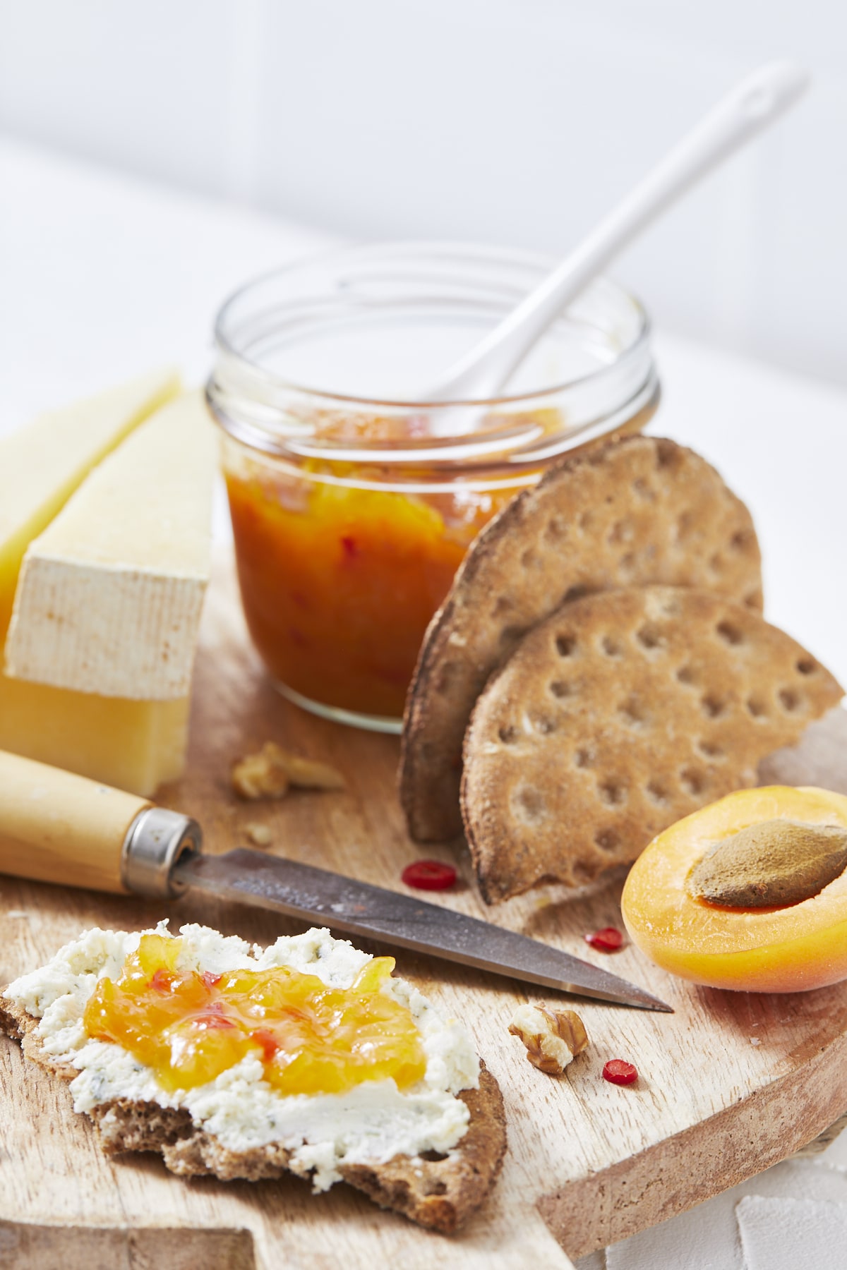 Quelques morceaux de Cantal accompagnés de chutney aux abricots, de crackers ainsi qu'un crakers tartiné de fromage blanc et de chutney.