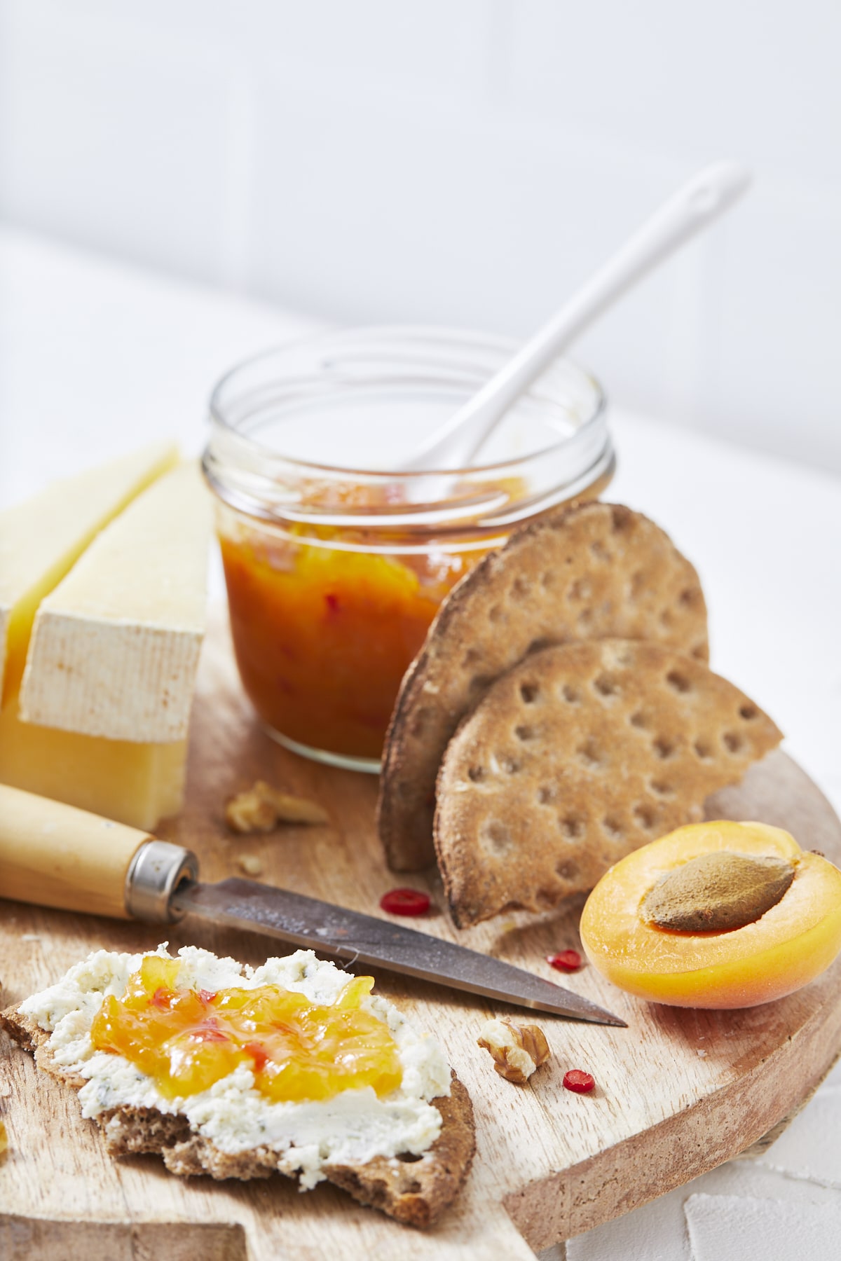 Quelques morceaux de Cantal accompagnés de chutney aux abricots, de crackers ainsi qu'un crakers tartiné de fromage blanc et de chutney.