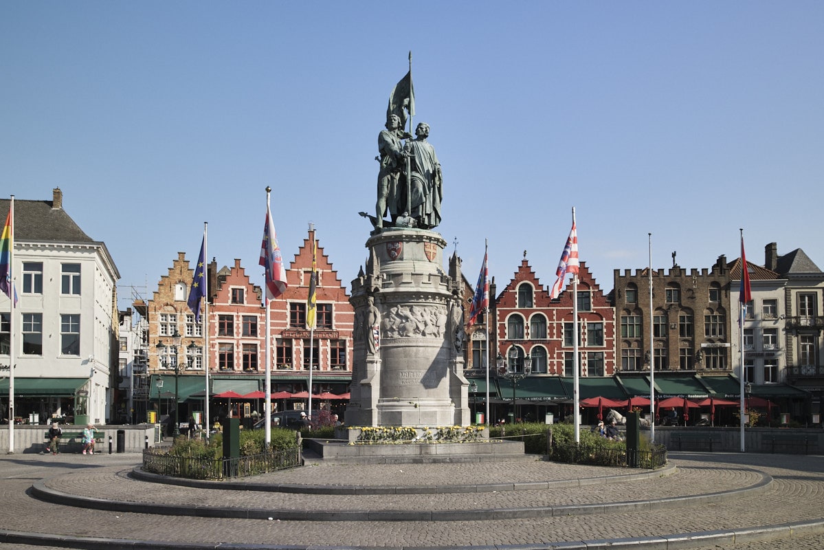 Grand-Place de Bruges avec ses façades à pignons et ses terrasses