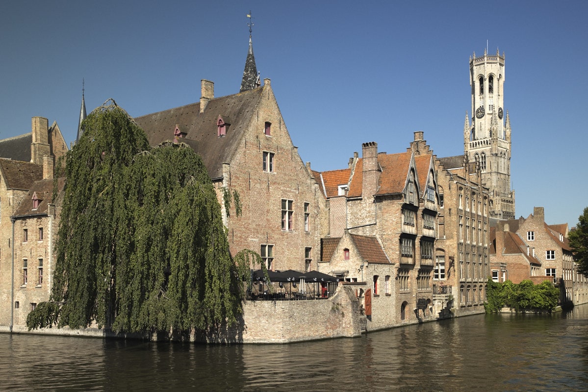 Maisons du Rozenhoedkaai et beffroi de Bruges au bord du canal