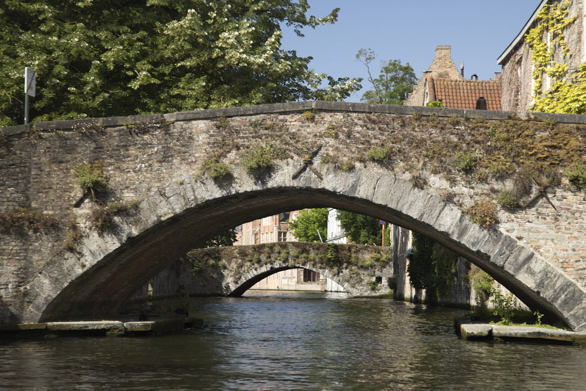 Ponts de pierre successifs au-dessus d’un canal brugeois