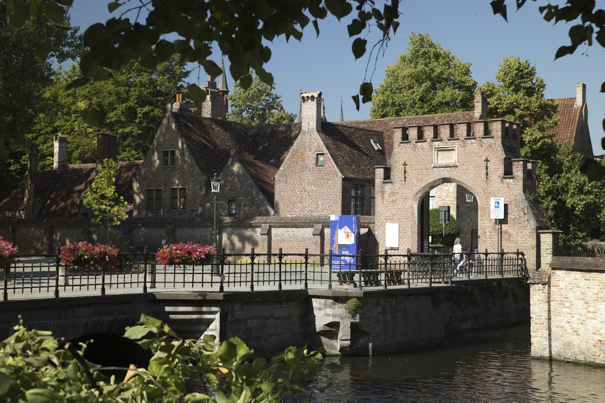 Vue de l'entrée du béguinage depuis un canal.