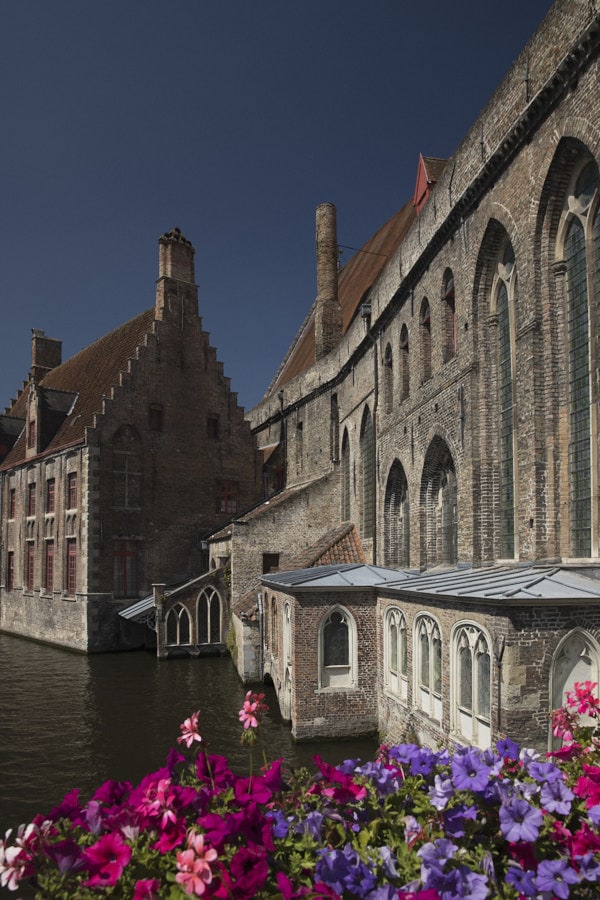 Ancien hôpital Saint-Jean de Bruges bordant le canal