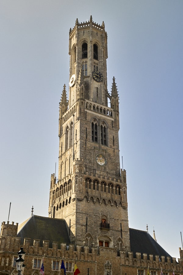 Beffroi médiéval dominant le Markt de Bruges