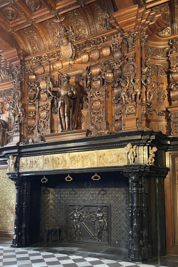 Cheminée monumentale de Charles Quint dans le Franc de Bruges