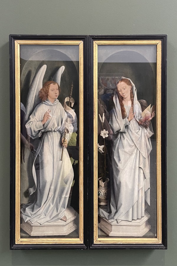 Diptyque peint représentant deux figures féminines au Groeningemuseum