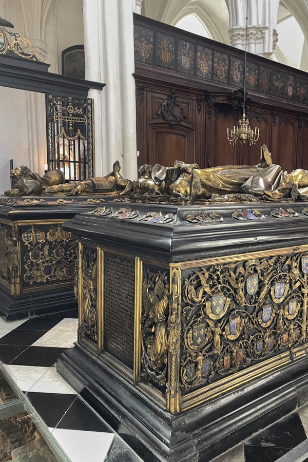 Tombeaux de Marie de Bourgogne et de son père Charles Le Téméraire dans l'église Notre-Dame.