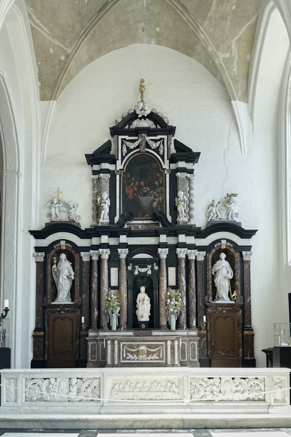 Madone de Bruges sculptée par Michel-Ange dans l’église Notre-Dame