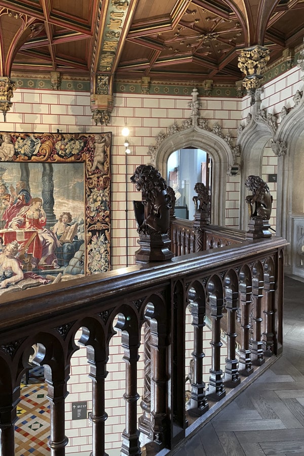 Galerie intérieure décorée du palais Gruuthuse
