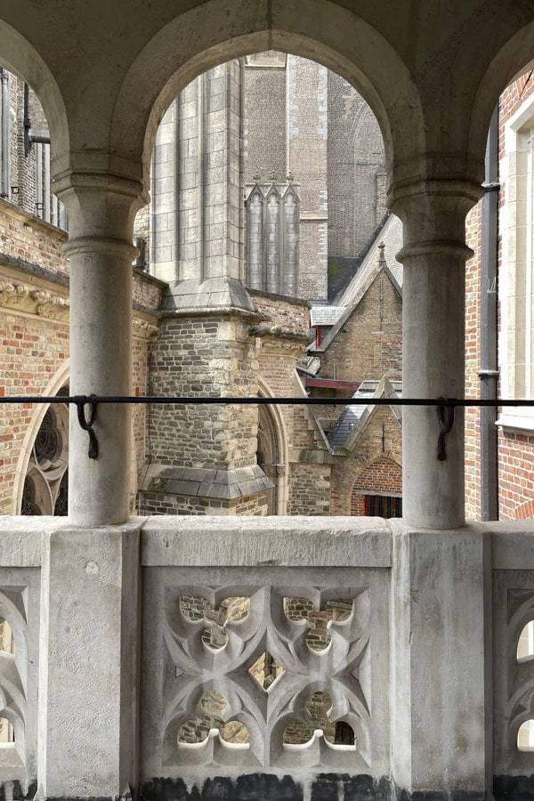 Loggia du Palais Gruuthuse avec vue sur l'arrière de l'église Notre-Dame