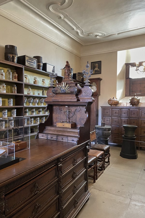 Comptoir et mobilier ancien de la pharmacie de l’hôpital Saint-Jean