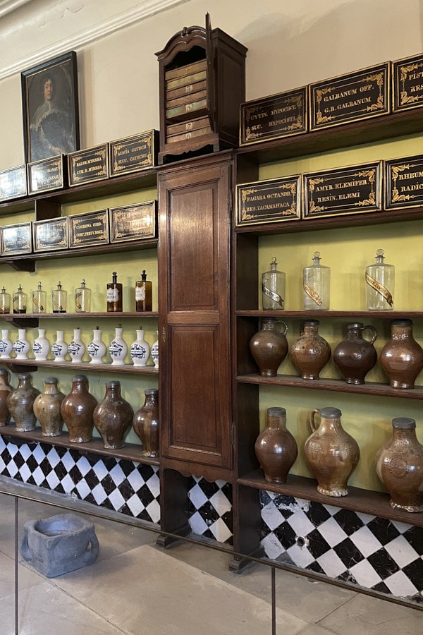 Pots à pharmacie et armoires à remèdes de l’hôpital Saint-Jean