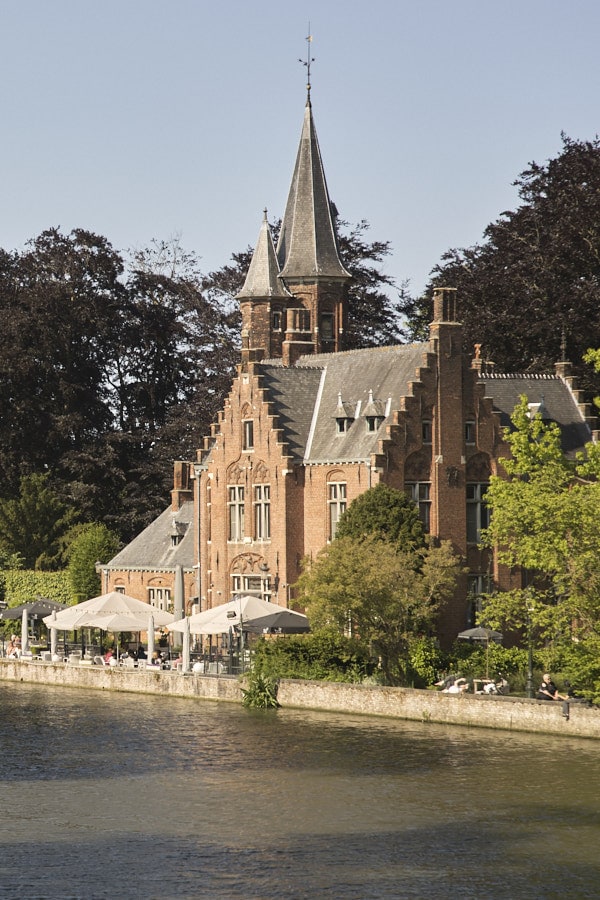 Bâtiment historique au bord de l’eau au Minnewater à Bruges