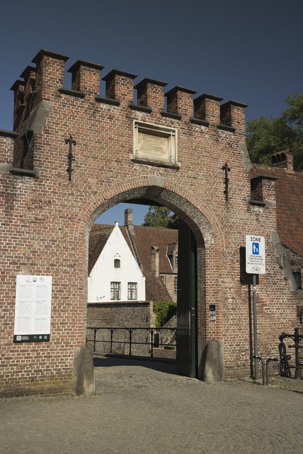 Portail d’entrée en brique du béguinage de Bruges