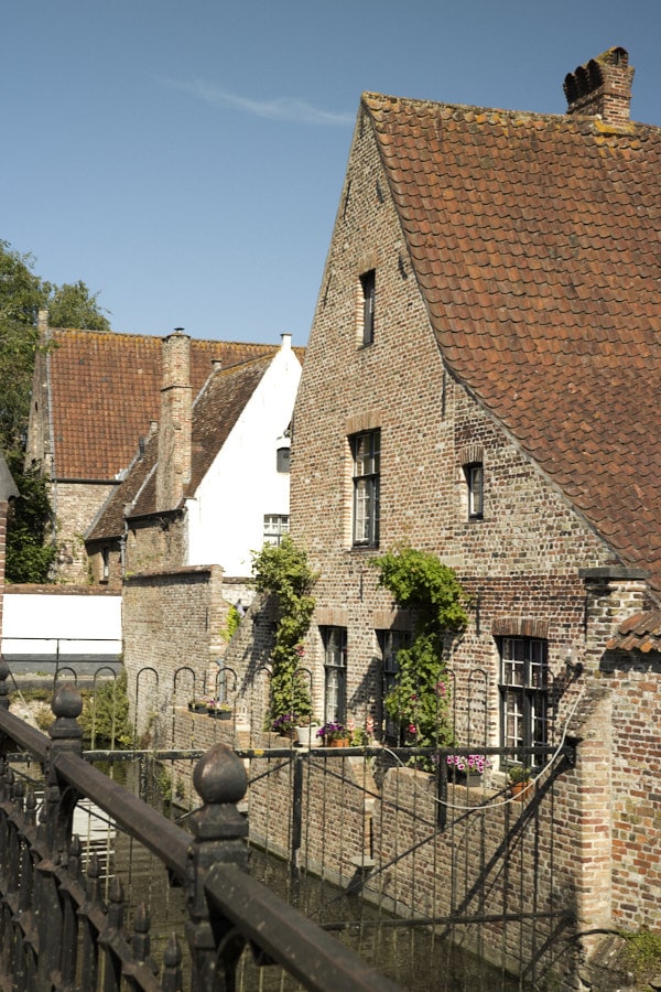 Petites maisons et toits de tuiles du béguinage de Bruges