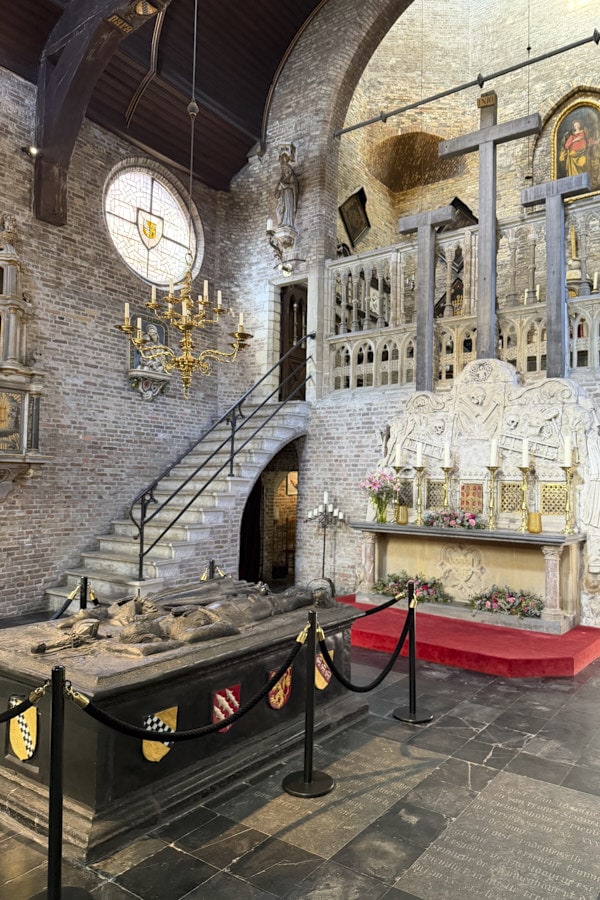 Intérieur et monument funéraire de la chapelle de Jérusalem